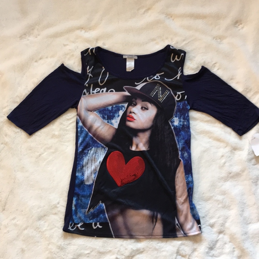 Fun graphic cold shoulder